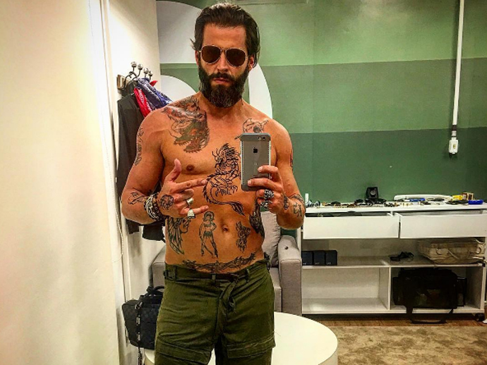 Henri Castelli mostra corpo tatuado para 'Sol Nascente'