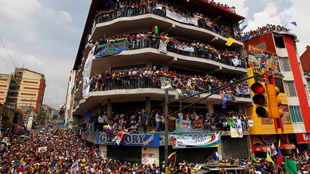 Apoiadores de Henrique Capriles, adversário de Maduro na eleição presidencial da Venezuela, lotam vias da cidade de Merida durante comício