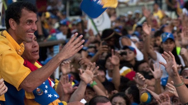 Candidato da oposição venezuelana, Henrique Capriles cumprimenta simpatizantes durante um comício de campanha