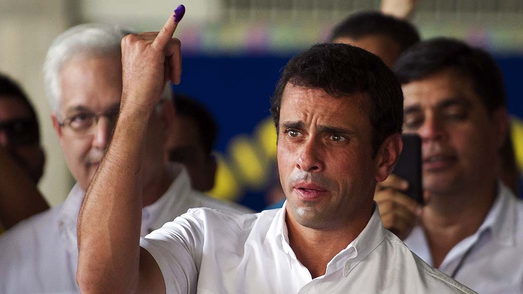 Henrique Capriles vota durante a eleição presidencial, em Caracas, Venezuela