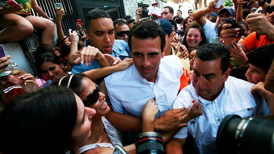 Henrique Capriles ao chegar ao local de votação em Caracas, Venezuela