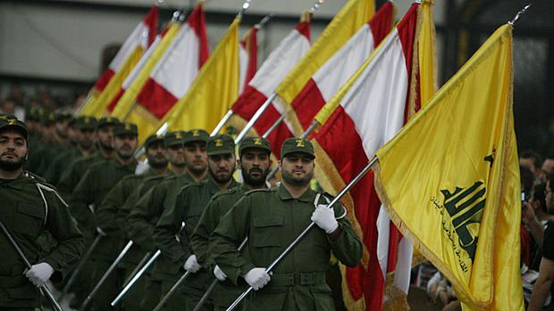 Combatentes do Hezbollah em desfile no Líbano