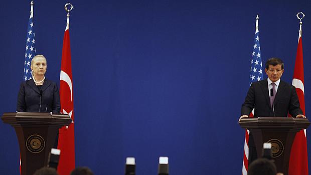 Hillary e seu colega turco Ahmet Davutoglu compartilham as preocupações com o terrorismo na Síria