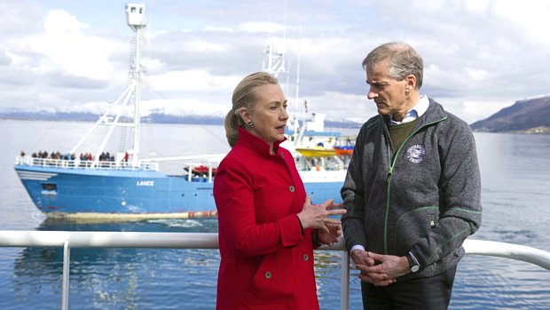 Hillary Clinton conversa com ministro de Relações Exteriores da Noruega, Jonas Gahr Stoere