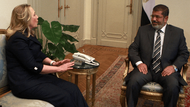 Hillary Clinton e Mohamed Mursi na sede do governo do Egito