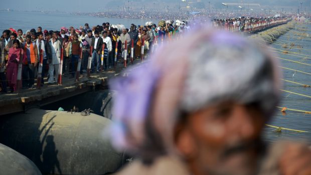 Milhares de indianos celebram festival hindu com banho no rio