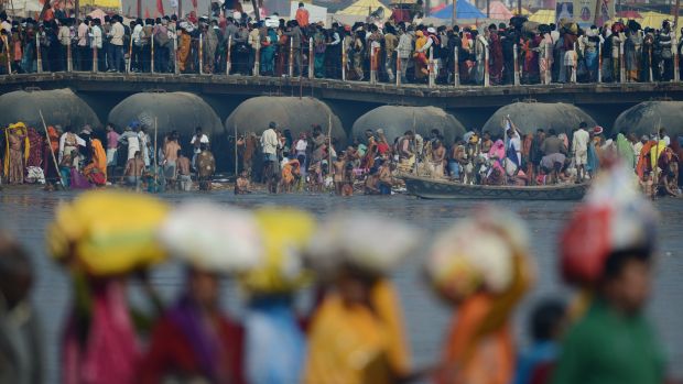 Milhões de hindus vão a Allahabad, na Índia, celebrar o Mauni Amavasya, considerado o dia mais auspicioso da festa Kumbh Mela