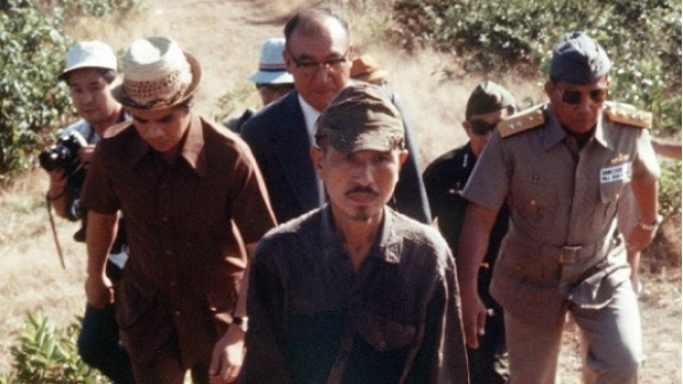 O ex-tenente do Exército Imperial japonês Hiroo Onoda, ao centro, em foto de 1974, quando ele foi encontrado.