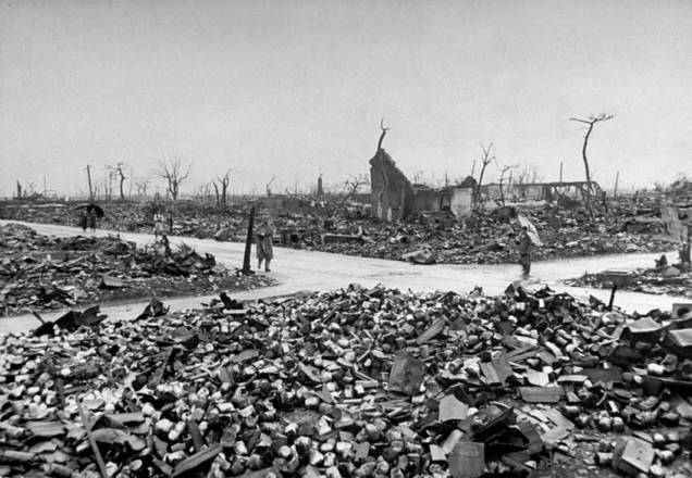 Vista de Hiroshima após o lançamento da bomba atômica. Estima-se que cerca de 90% da cidade tenha sido destruída com as explosões e incêndios