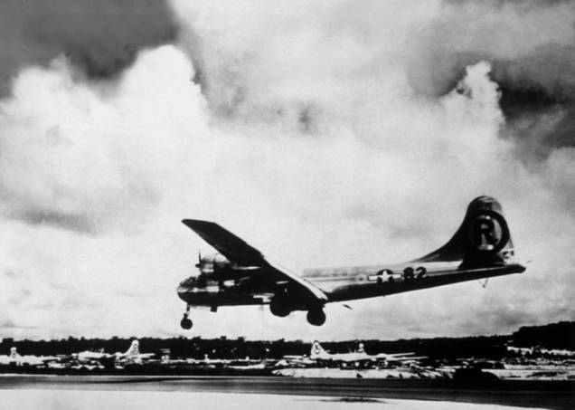 O avião “Enola Gay”, modelo B-29, lançou a bomba atômica sobre Hiroshima. A aeronave recebeu este nome em homenagem à mãe do piloto Paul Tibbets, Enola Gay Tibbets