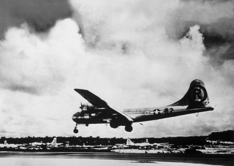 O avião “Enola Gay”, modelo B-29, lançou a bomba atômica sobre Hiroshima. A aeronave recebeu este nome em homenagem à mãe do piloto Paul Tibbets, Enola Gay Tibbets