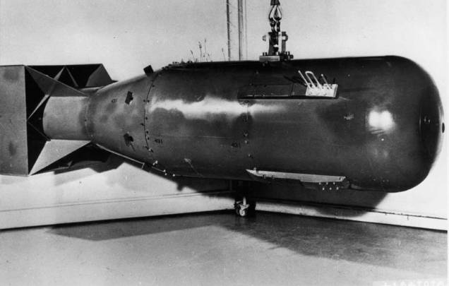 Apelidada de “Little Boy”, a bomba lançada sobre Hiroshima tinha cerca de três metros de comprimento e pesava quatro toneladas. Contendo 60 kg de urânio-235, sua potência equivaleu a quase 15.000 toneladas de explosivos TNT. Na foto, uma cópia da bomba lançada no Japão