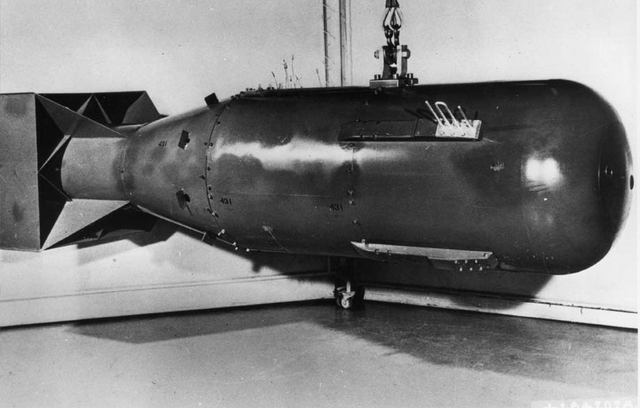 Apelidada de “Little Boy”, a bomba lançada sobre Hiroshima tinha cerca de três metros de comprimento e pesava quatro toneladas. Contendo 60 kg de urânio-235, sua potência equivaleu a quase 15.000 toneladas de explosivos TNT. Na foto, uma cópia da bomba lançada no Japão