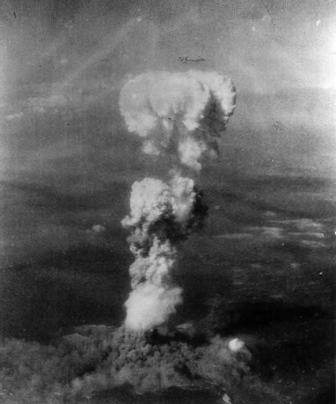 Em Hiroshima, vista aérea do cogumelo atômico, nome dado à nuvem de fumaça que se forma após a explosão da bomba atômica. Depois do ataque, a cidade ficou sem luz devido à espessa camada de fumaça que se formou, impedindo os raios de sol de passarem