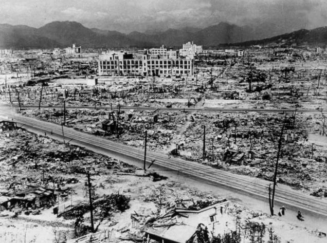 Hiroshima em foto de 1945. A explosão atingiu um raio de 2000 metros do marco zero da bomba, destruindo completamente uma área de oito quilômetros quadrados
