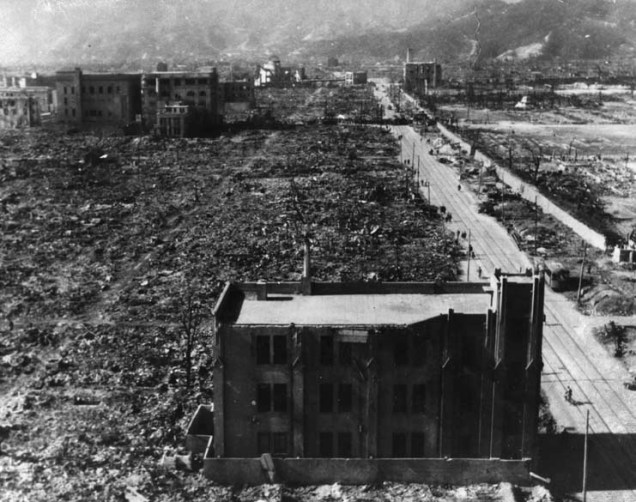 Alguns poucos edifícios, construídos com concreto armado para resistir a terremotos, foram capazes de resistir em Hiroshima