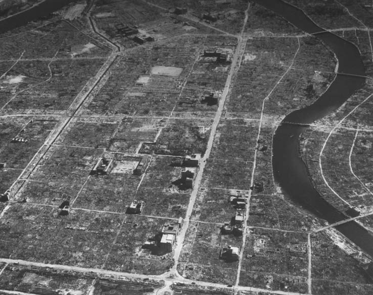 Foto de Hiroshima três semanas após a bomba. Além das explosões, incêndios eclodiram simultaneamente em toda a cidade, queimando o restante das casas e sobreviventes que haviam resistido aos primeiros minutos do ataque