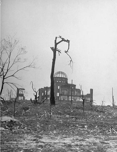 Algumas horas após o ataque, o governo japonês não tinha certeza do que havia ocorrido. A confirmação chegou apenas 16 horas depois, quando os Estados Unidos anunciaram oficialmente o bombardeio. Na foto, uma cena da destruição em Hiroshima