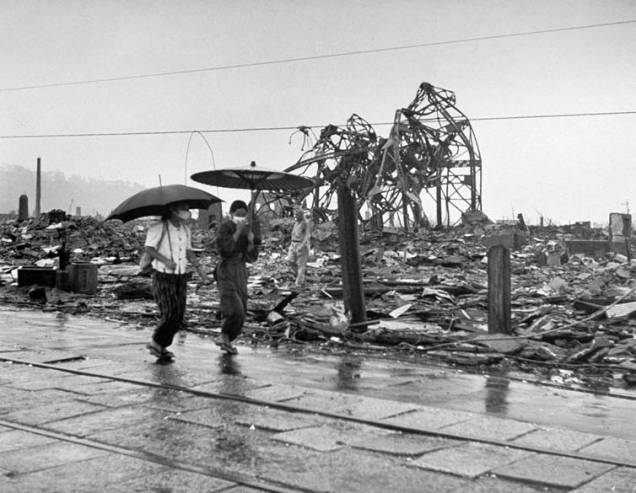 Estima-se que cerca de 70.000 pessoas tenham morrido instantaneamente com a explosão da bomba em Hiroshima. O calor e a radiação carbonizaram todos os que estavam no raio de dois quilômetros da bomba. Na foto, pessoas caminham pelas ruas algumas semanas após a explosão