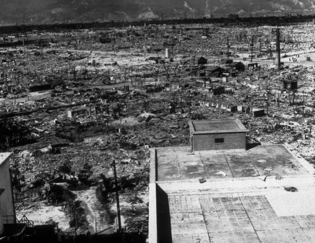 Uma “chuva negra”, composto de detritos de radiação, atingiu a cidade após a explosão da bomba. Na imagem, uma cena da destruição de Hiroshima