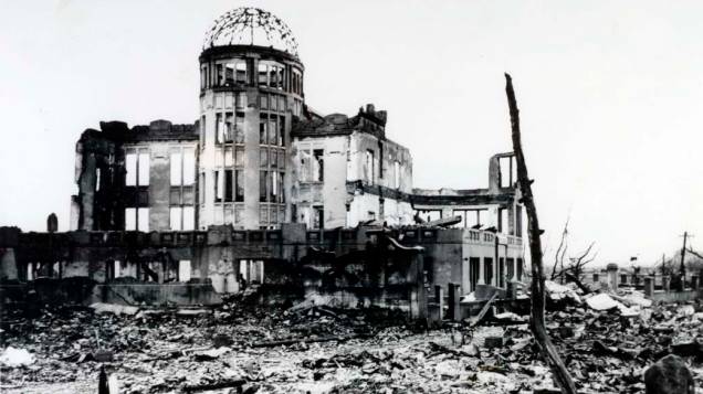 Destroços de edifício de um cinema em Hiroshima, depois da bomba em 1945. Construída pelo arquiteto checo Jan Letzel, a estrutura da cúpula manteve-se, apesar de estar localizada a apenas 150 metros do epicentro da explosão