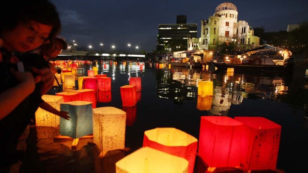 No rio Motoyasu, em frente ao Parque Memorial da Paz em Hiroshima, velas em lâmpadas de papel foram acesas em memória das vítimas da bomba atômica