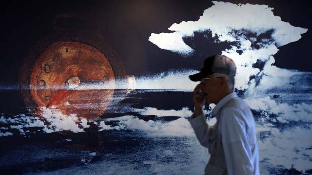 Homem visita o Museu do Memorial da Paz em Hiroshima, no Japão. A cidade tornou-se referência do movimento pacifista japonês, que lutou pela abolição total dos armamentos nucleares a nível mundial