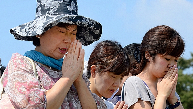 Moradores de Hiroshima rezam durante minuto de silêncio na mesma hora do ataque nuclear