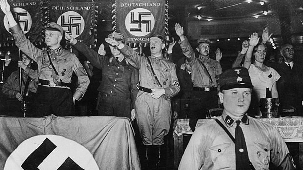 Adolf Hitler é saudado pelos seus ajudantes em 1932