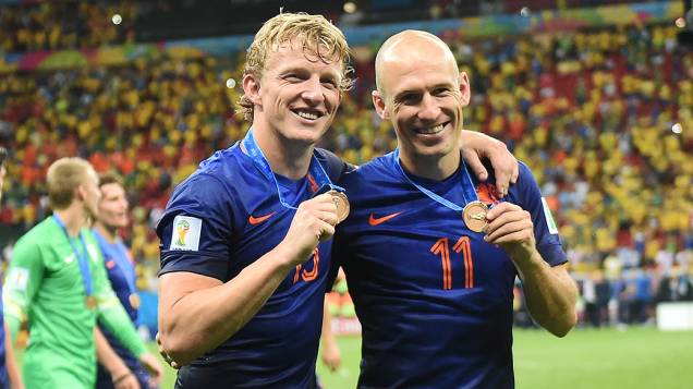 Os holandeses Kuyt e Robben exibem a medalha de bronze após vencerem o Brasil no Mané Garrincha, em Brasília