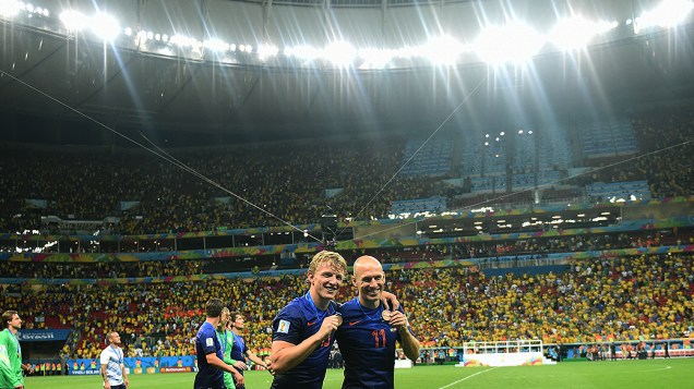 Os holandeses Kuyt e Robben exibem a medalha de bronze após vencerem o Brasil no Mané Garrincha, em Brasília