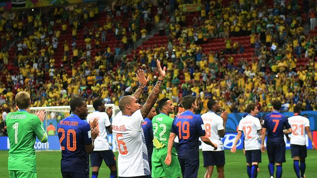 Jogadores da Holanda agradecem torcida no jogo contra o Brasil no Mané Garrincha, em Brasília