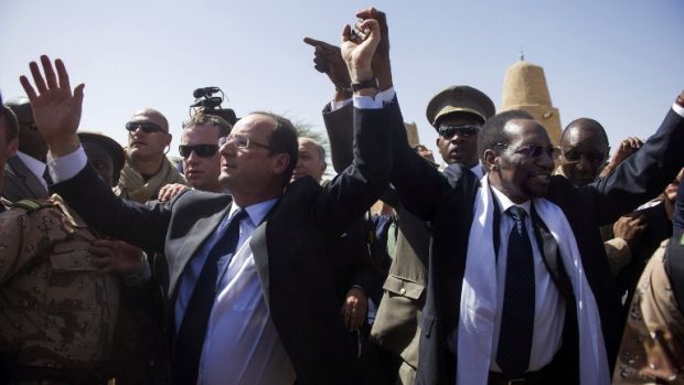 O presidente francês, Francois Hollande, e o malinês, Dioncounda Traore, acenam para a população no aeroporto de Timbuktu, no Mali