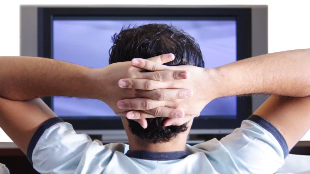 Sedentarismo: Muitas horas no sofá em frente à televisão pode prejudicar a fertilidade dos homens, afirma pesquisa de Harvard