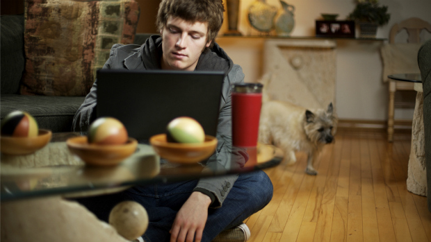 Homem, computador e cão