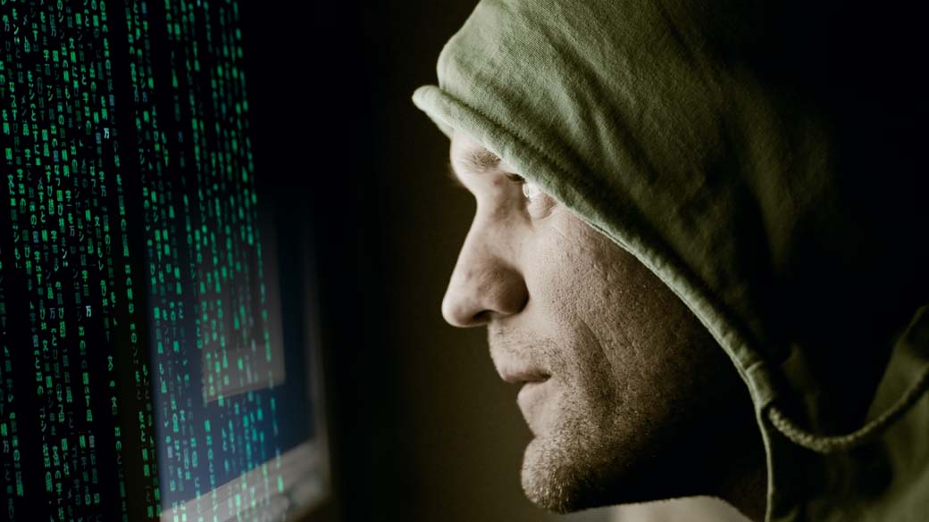 Hacker em frente ao computador