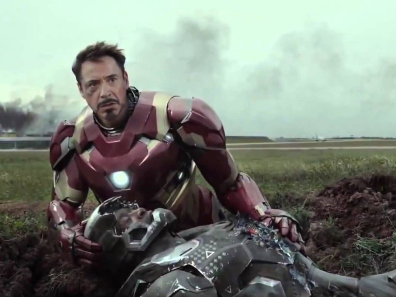Homem de Ferro (Robert Downey Jr) e Máquina de Combate (Don Cheadle) no filme Capitão América: Guerra Civil