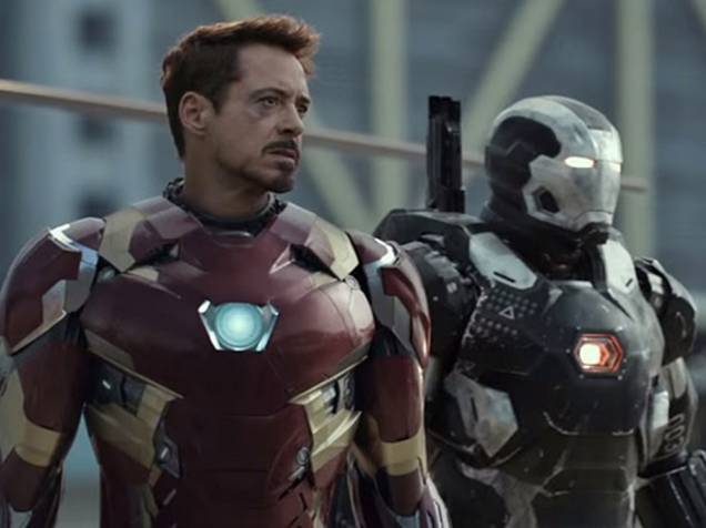 Homem de Ferro (Robert Downey Jr) e Máquina de Combate (Don Cheadle) no filme Capitão América: Guerra Civil