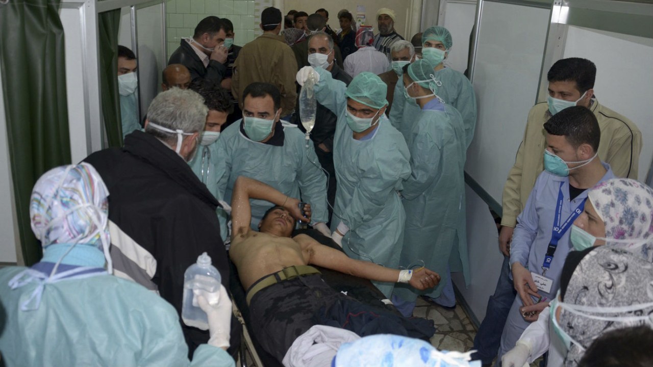 Homem é atentido em hospital na província de Aleppo, na Síria. Governo de Bashar al Assad e rebeldes fazer acusações mútuas de uso de armas químicas