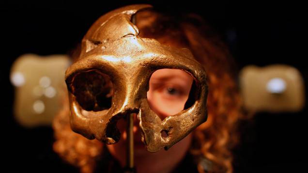 <p>Garota observa réplica do crânio de homem Neandertal exposto em museu da Croácia</p>