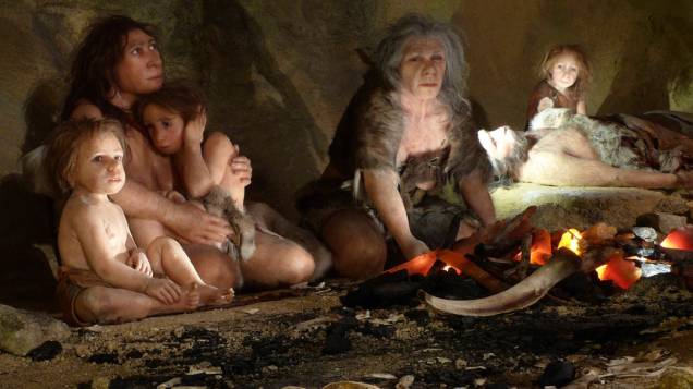 <p>Exposição em museu croata mostra reprodução de uma família de Neandertais</p>
