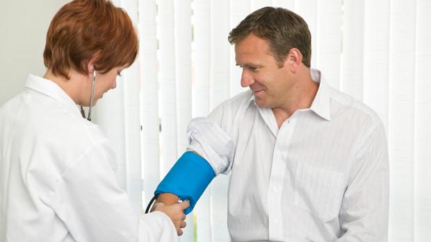 Pressão arterial: diferenças significativas de pressão entre os dois braços podem indicar maior risco para doença vascular