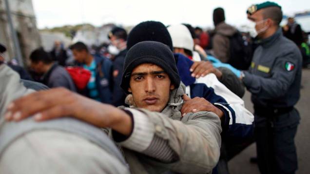 Refugiado tunisiano chega na ilha de Lampedusa, Itália