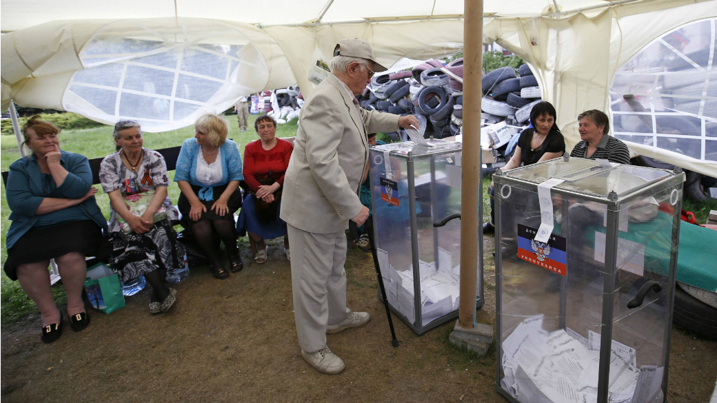Homem vota em referendo na Ucrânia