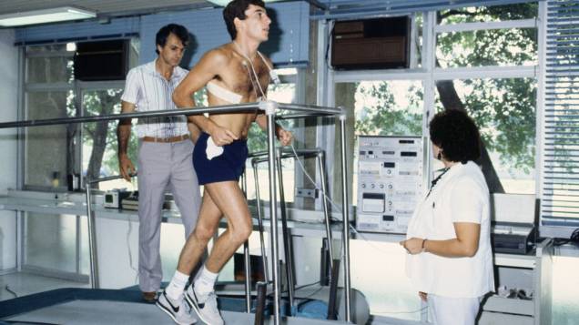 O piloto brasileiro durante testes físicos em 1989