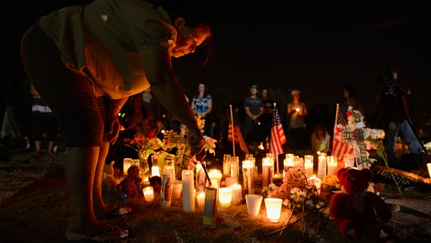 População acende velas para os 12 mortos no massacre numa sala de cinema na cidade de Aurora, no estado do Colorado, nos Estados Unidos
