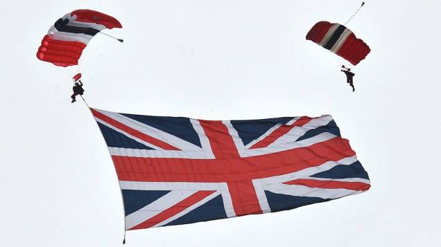 Time de paraquedistas abre bandeira britânica no céu