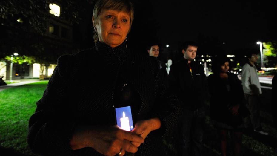 Pessoas se reunem em um memorial improvisado de Steve Jobs na sede da Apple, Califórnia