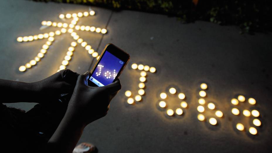 Homenagem no memorial improvisado de Steve Jobs na sede da Apple, Califórnia