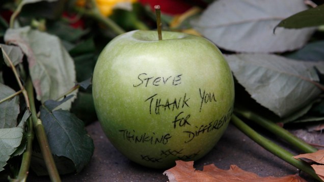 Maçã em homenagem a Steve Jobs em frente a uma loja da Apple em Londres